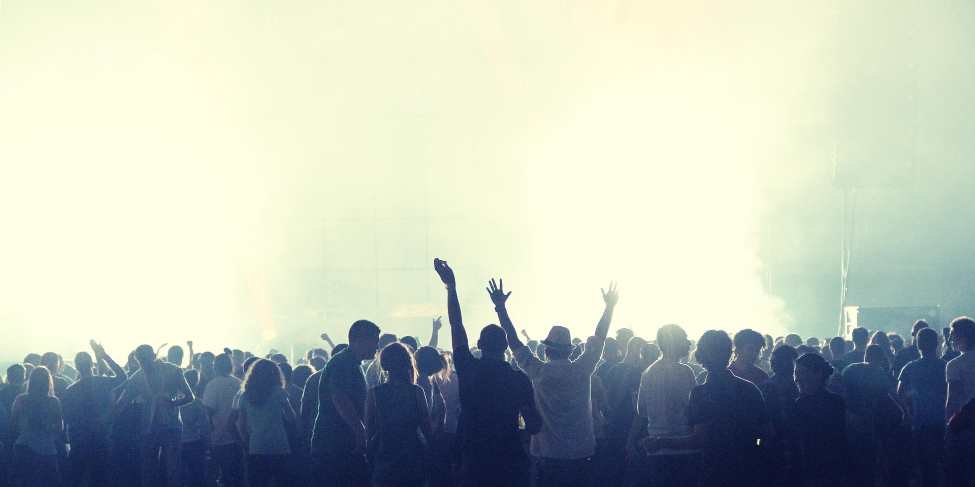 6fb4bd89-72b2-421d-8df1-282eb0e74b7c-crowd-2361583_1920.jpg