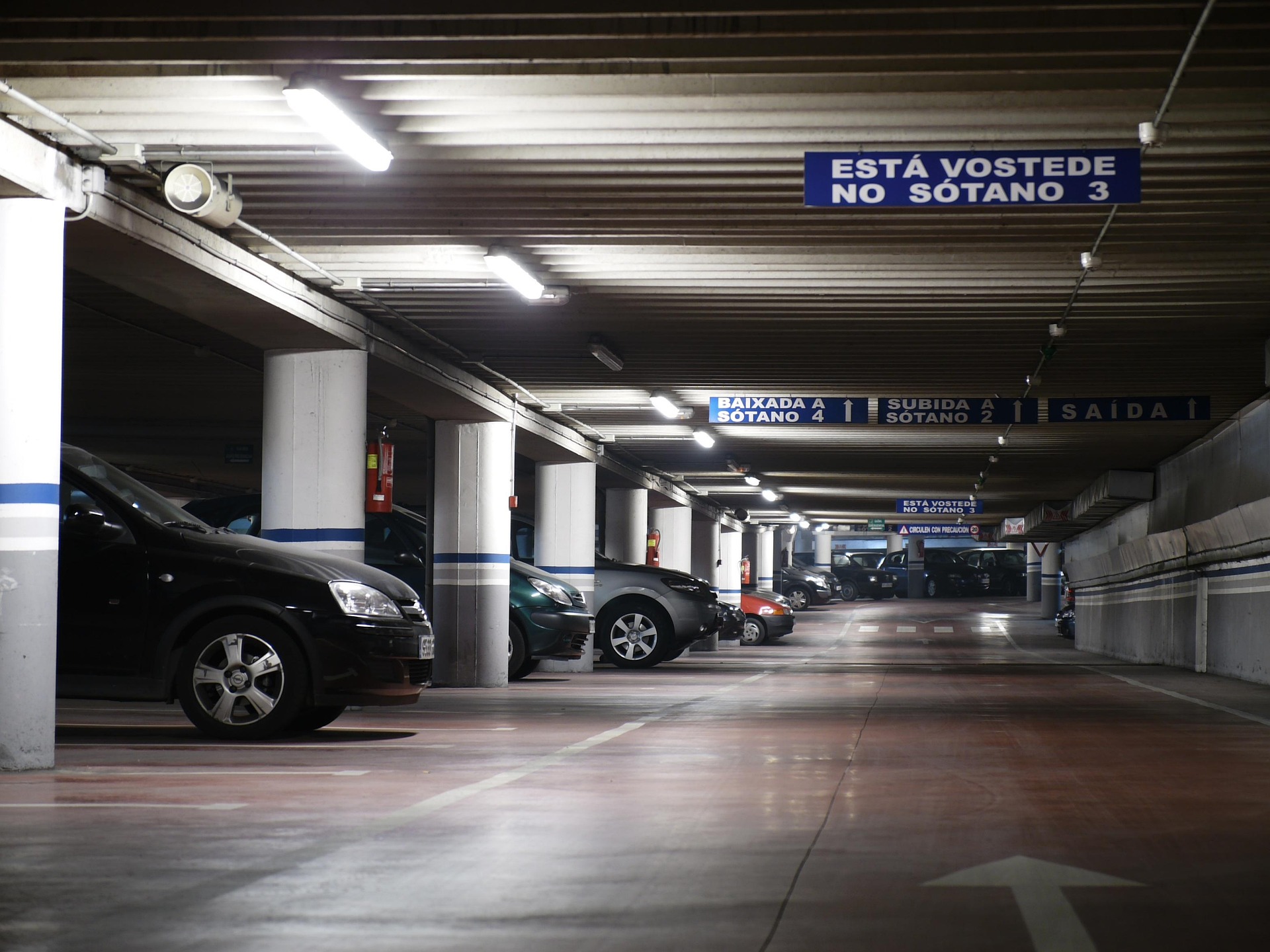 b21d5f39-804f-4607-9163-d0cb873e7009-parking-2478837_1920.jpg