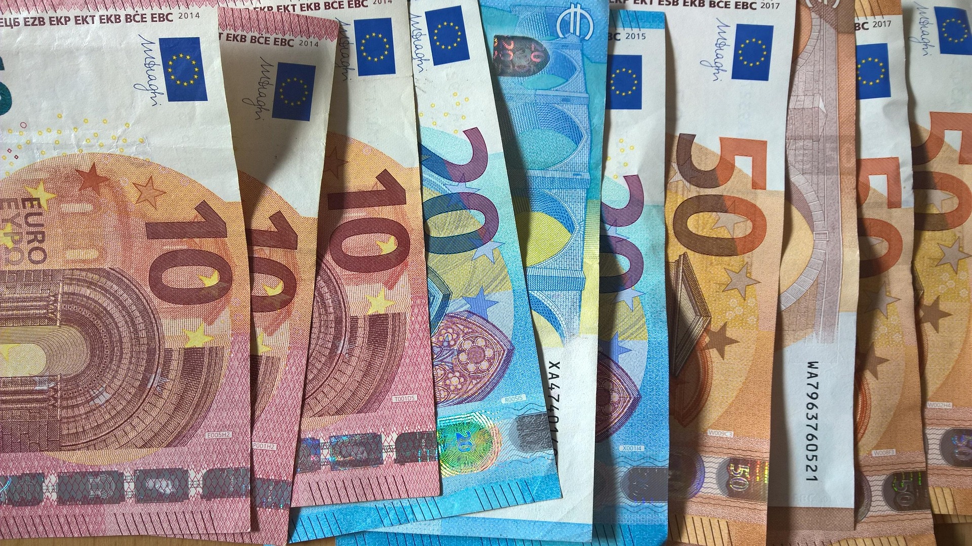 d0e7c410-1520-417a-bd71-594bb8db9d27-christophmeinersmann-money-2801485_1920.jpg